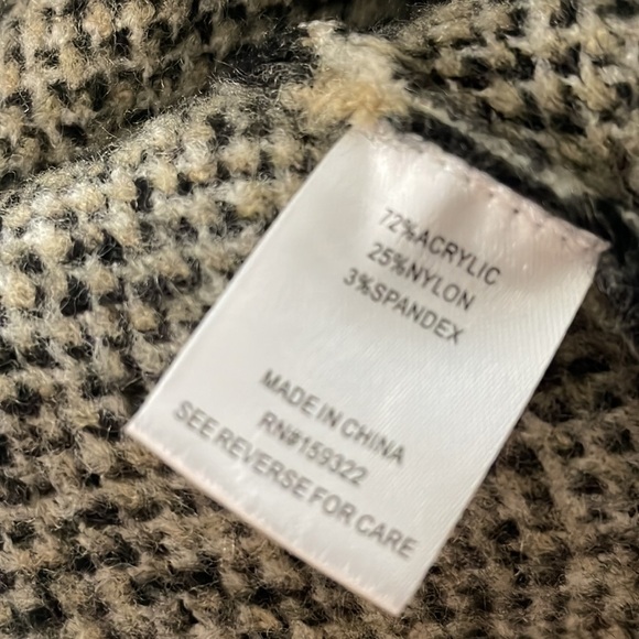 Central Park West light leopard print split hem super soft sweater. Size Medium - Picture 9 of 11